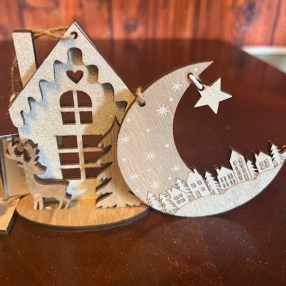 Rustic Wooden Christmas Decorations Set Of 4 With Reindeer & Snowy Village Scene - Picture 4 of 8